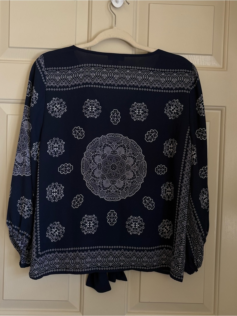 Vince Camuto Tie-Hem V-Neck Blouse Navy and White Bandana-Print Boho Coastal M - Picture 5 of 7